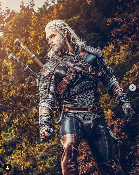 Taryn en cosplay de Geralt, personnage principal de The Witcher