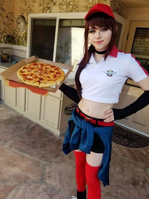 Sneaky en cosplay Sivir Livreuse de pizza