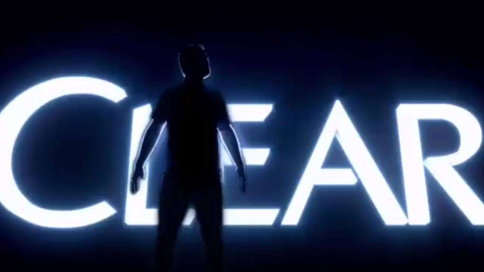 Jouer e-sport devant le logo de la marque Clear