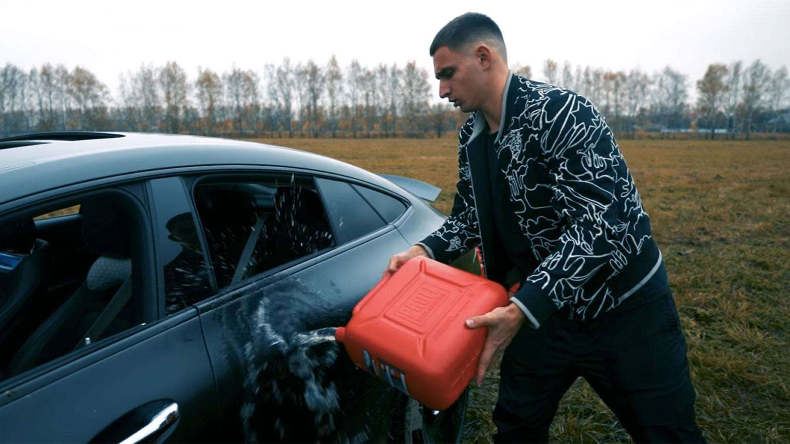 Un influenceur russe brûle sa voiture de luxe