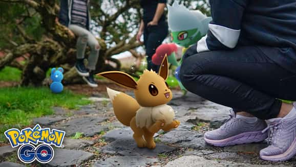 Un dresseur de Pokémon Go et son Copain Évoli