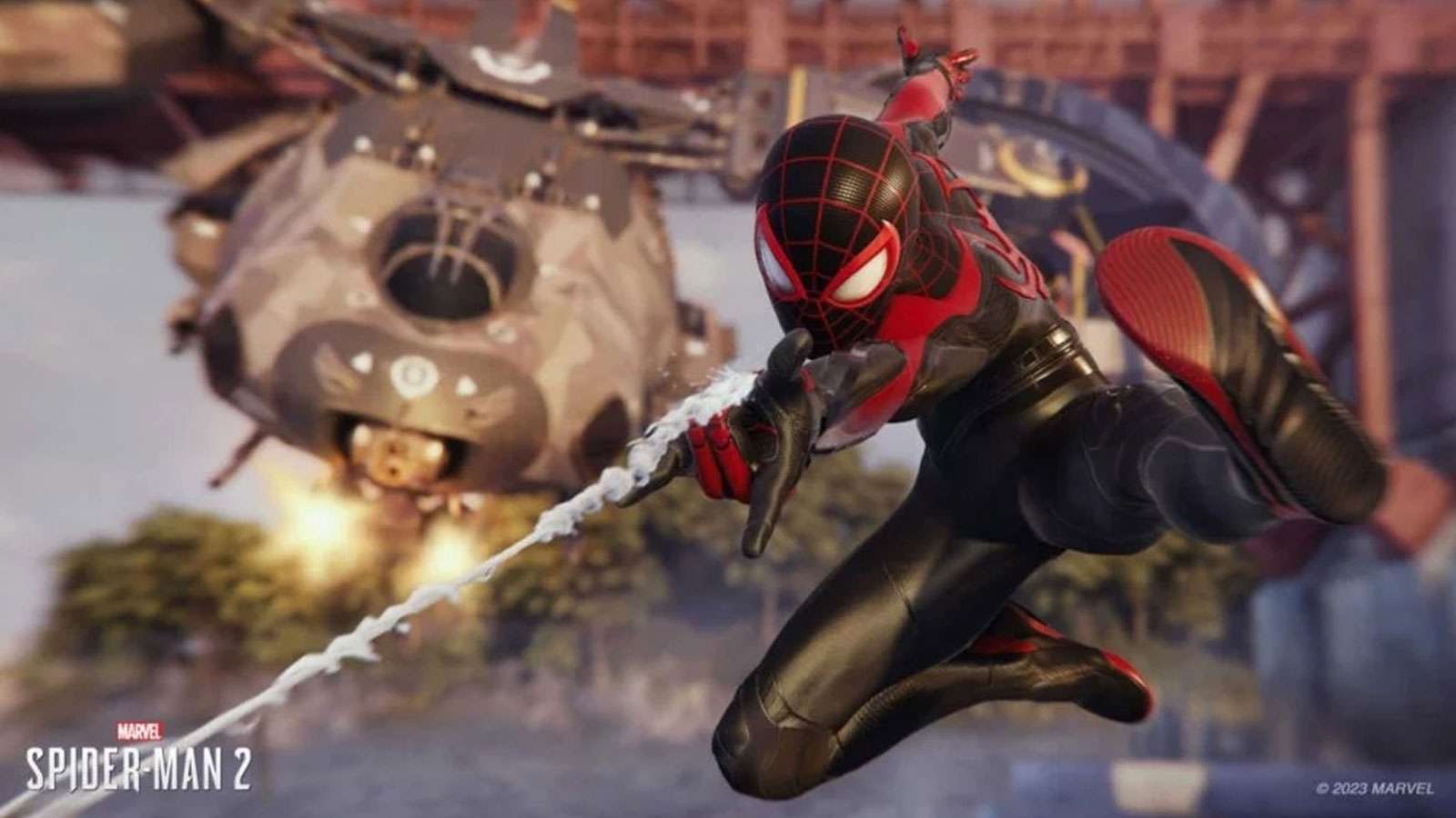 Miles Morales fuyant un hélicoptère dans Marvel's Spider-Man 2