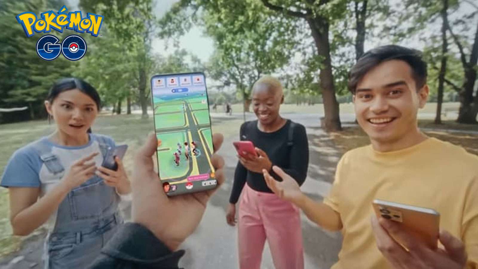 Des amis jouant à Pokémon Go