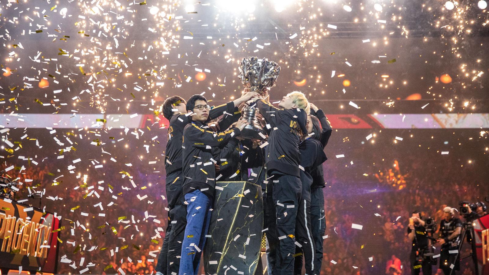 FPX vainqueurs Worlds League of Legends soulèvent la coupe