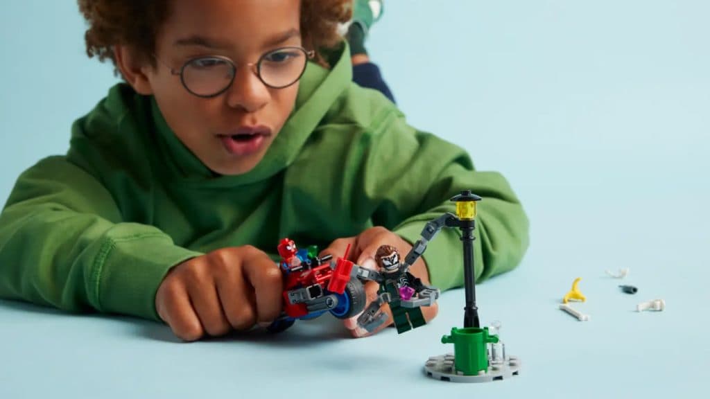 Ensemble LEGO Marvel La course-poursuite en moto : Spider-Man contre Docteur Octopus – 76275 de 2024