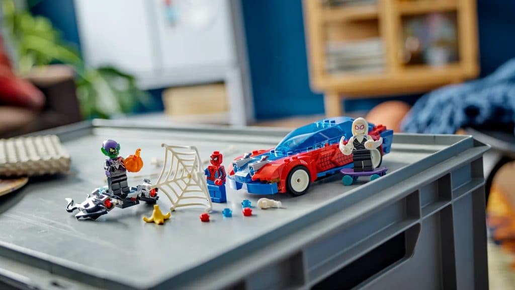 Ensemble LEGO Marvel La voiture de course de Spider-Man contre le Bouffon Vert venomisé – 76279 de 2024