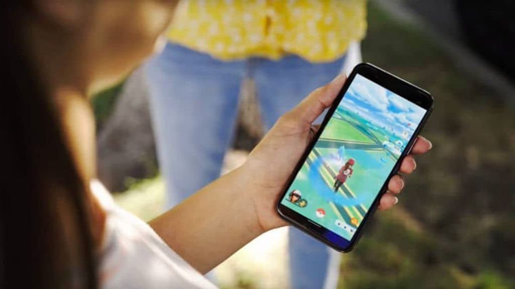 Une joueuse de Pokémon Go tenant son smartphone