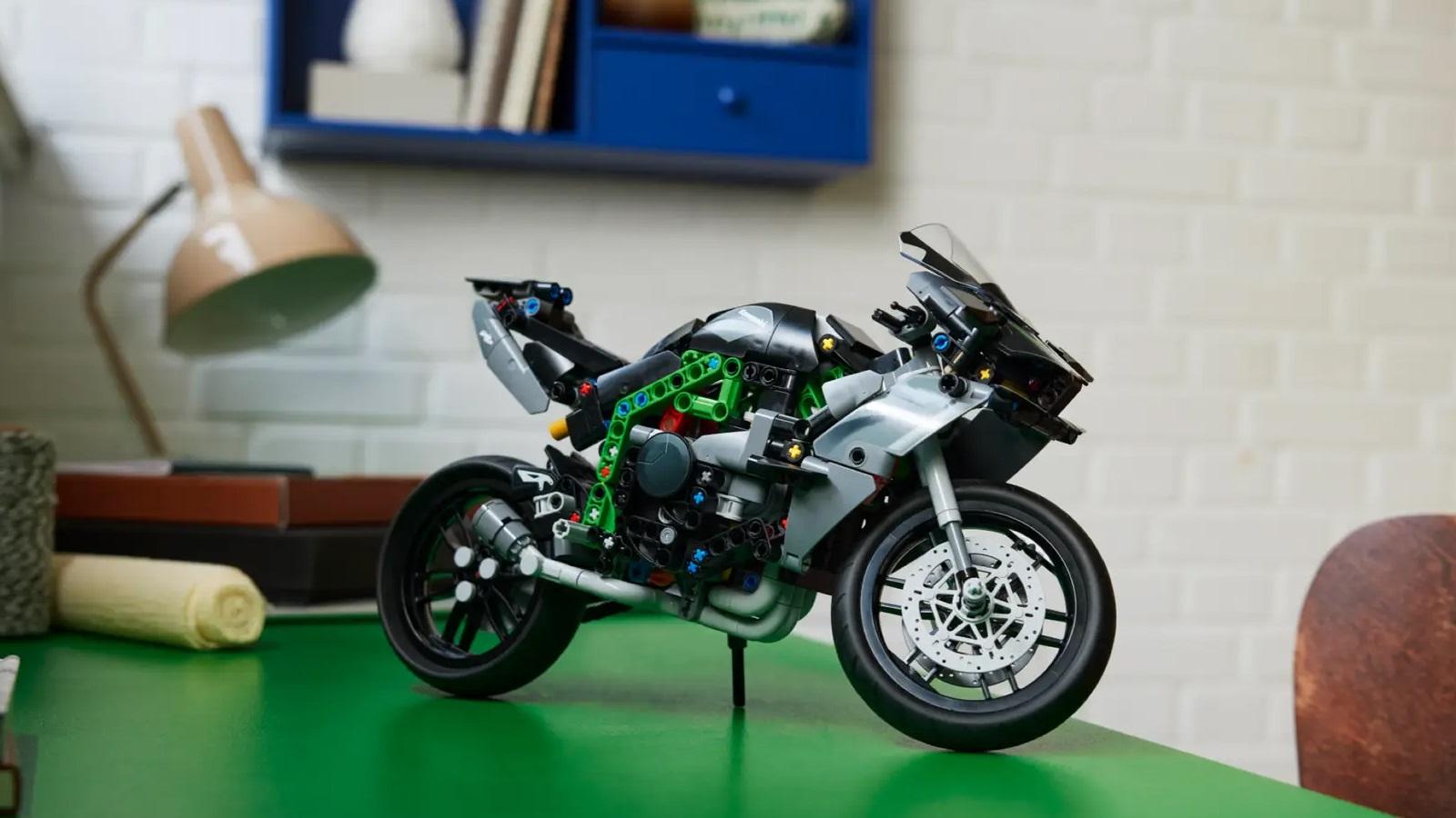 Ensemble LEGO Technic Moto Kawasaki Ninja H2R 42170 qui sort le 1er mars 2024