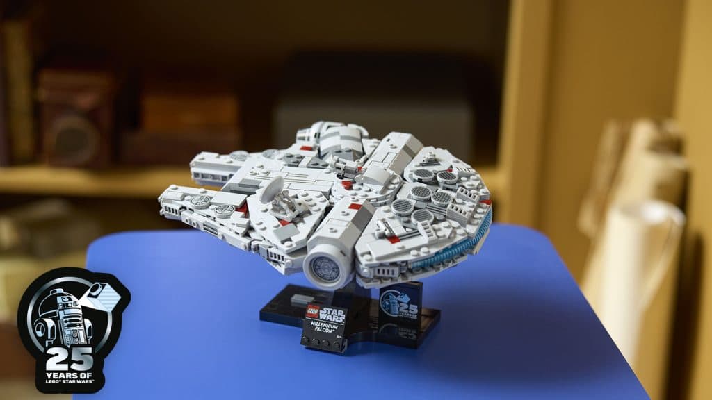 Ensemble LEGO Star Wars Millenium Falcon 75375 pour les 25 ans de la collaboration