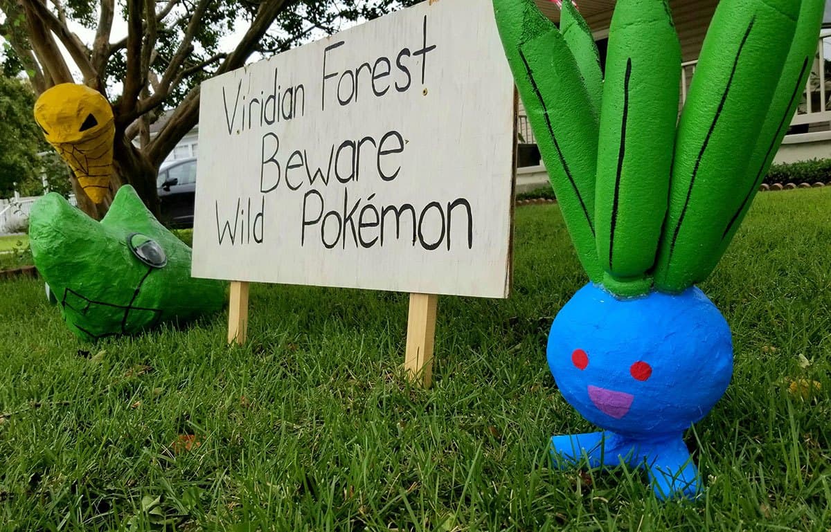Un jardin décoré avec des sculptures Pokémon