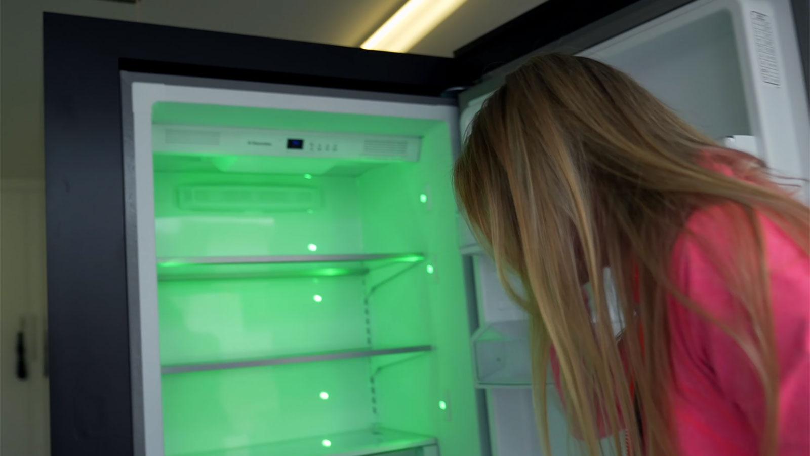 Lorsque le frigo s'ouvre, il est illuminé de l'emblématique lumière verte des Xbox
