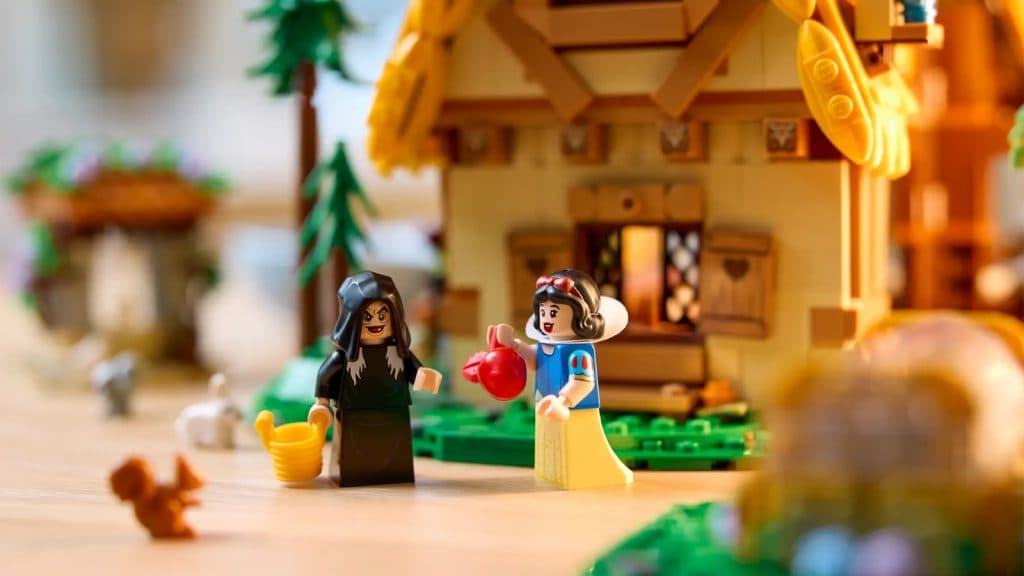 Minifigurines de Blanche-Neige et la Sorcière de l'ensemble LEGO Disney La Chaumière de Blanche-Neige et des Sept Nains