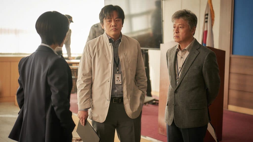 choi jun-kyung kang won-seok et kim chul-min dans parasyte the grey sur netflix