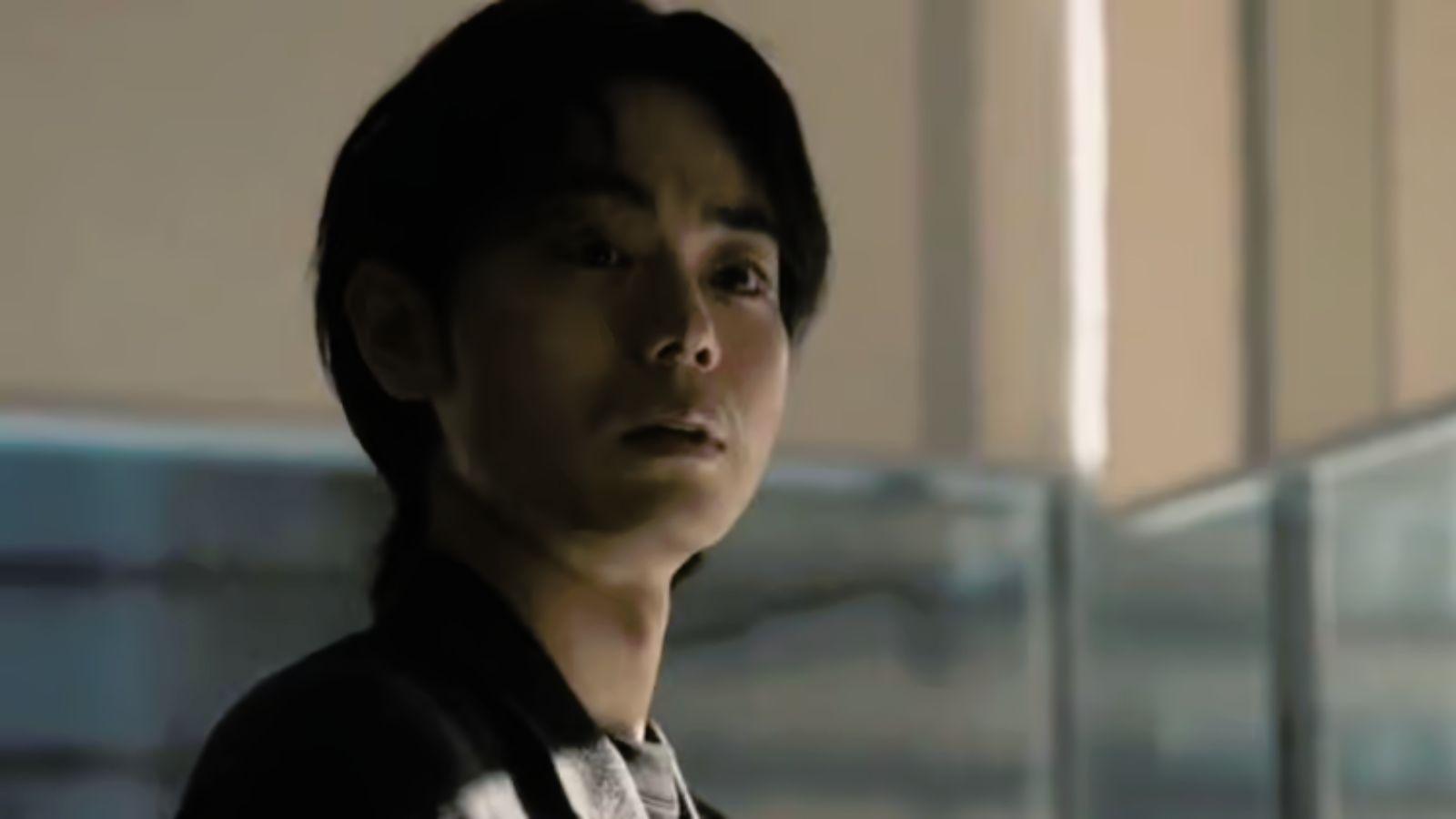 Masaki Suda dans le rôle de Shinichi Izumi dans le caméo final de la série Parasyte : The Grey