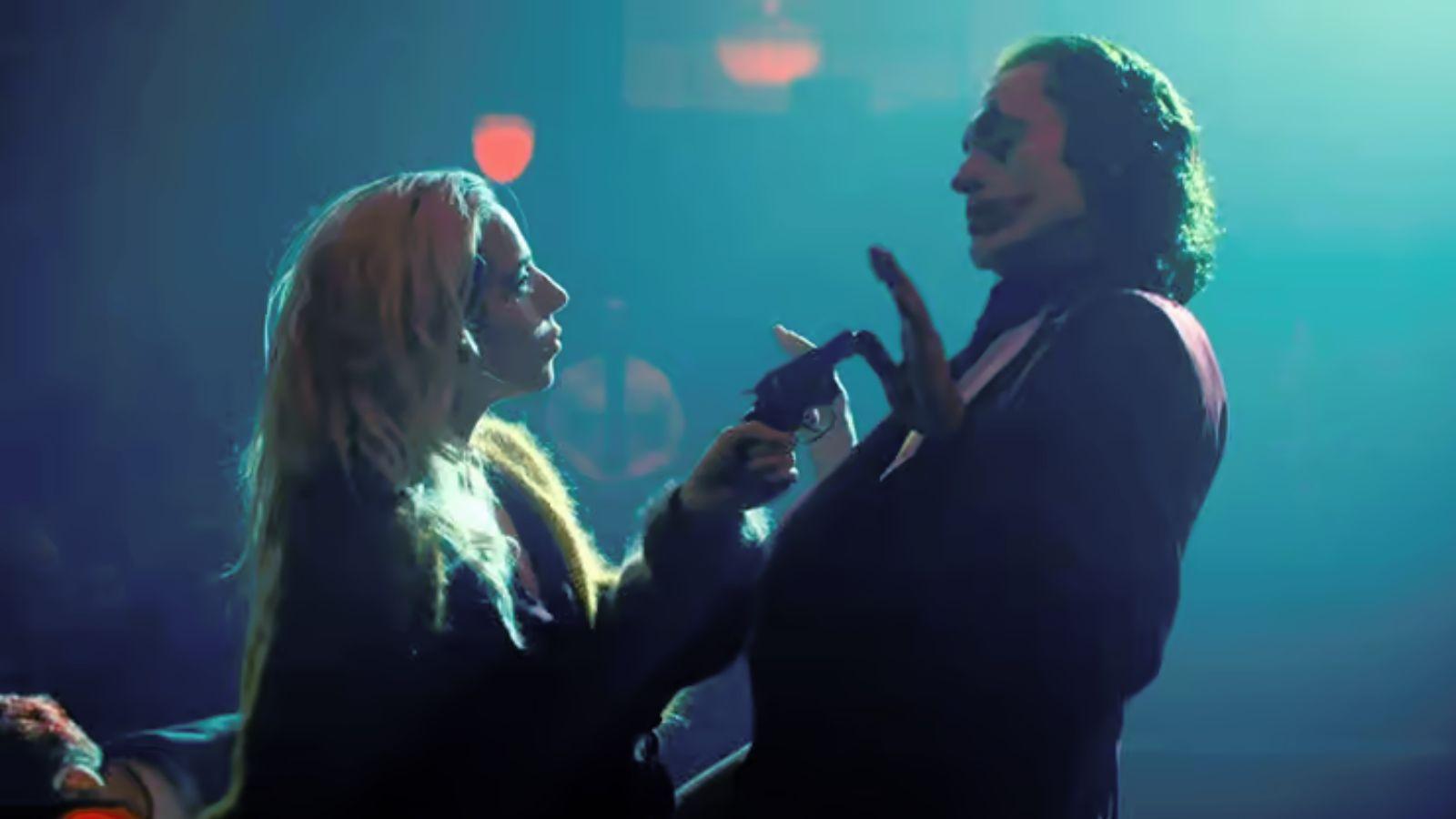 Arthur Fleck (Joaquin Phoenix) et Harley Quinn (Lady Gaga) dans Joker : Folie à deux