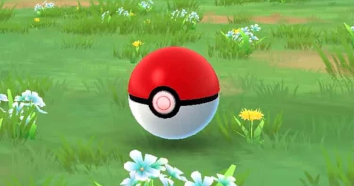 Une Poké Ball sur de l'herbe