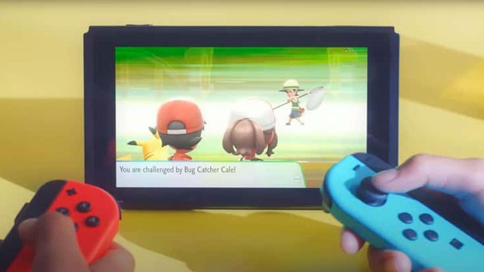 Deux personnes en train de jouer à Pokémon sur la Nintendo Switch