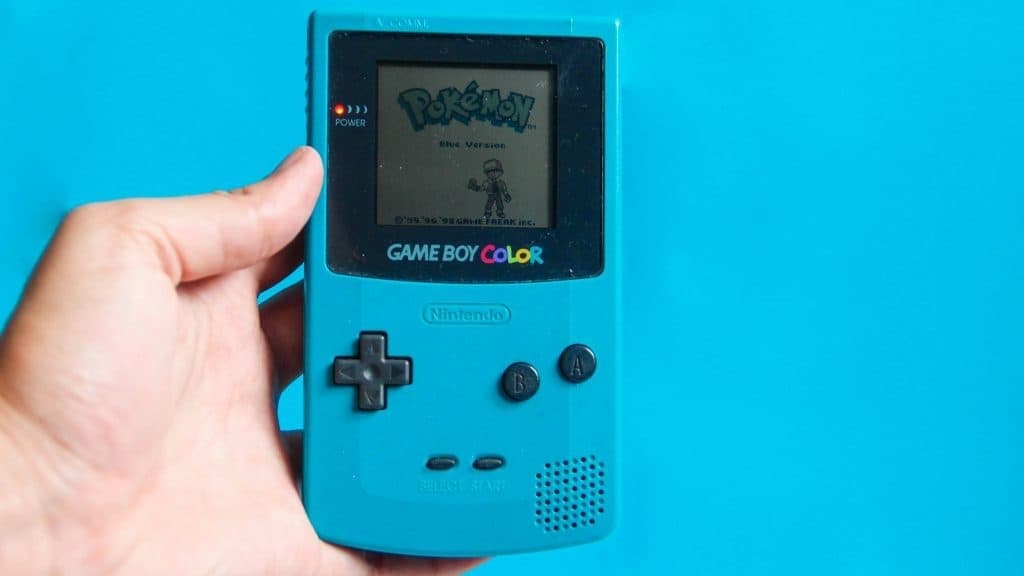 Une Game Boy Color bleue sur un fond bleu